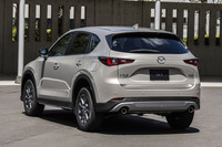 新たに設定された「プラチナクォーツメタリック」の外板色をまとった「CX-5フィールドジャーニー」。