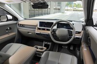 インテリアカラーは試乗車の「テラブラウン」のほか、「ダークペブルグレー」と「ブラックモノトーン」も選べる。モダンなリビングのような仕立てだ。