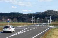 コース内には、ラウンドアバウトや信号のある交差点など、行動におけるさまざまなシチュエーションが再現されている。