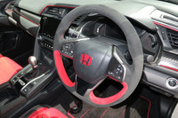 ステアリングホイールのリムには、全面にアルカンターラが採用された。