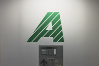 明快で認識しやすい意匠にこだわった非常出口のサインは、現在彫刻家として活躍する五十嵐威暢によるデザイン。ビルの隅々にまで気が配られていたことがうかがえる。