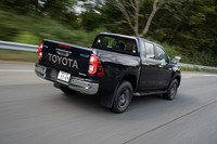 足まわりでは、乗り心地を改善するべくサスペンションを改良。操舵機構にはパワーステアリングのオイル流量を制御するVFC（バリアブルフローコントロール）を追加し、操縦安定性の向上を図っている。