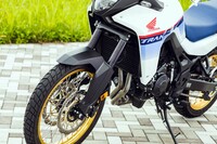 足まわりは、前がストローク量200mmのショーワ製SFF-CA倒立フォーク、後ろがアクスルトラベル190mmのプロリンクとアルミ製スイングアームの組み合わせだ。最低地上高は210mmとなっている。