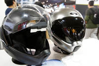 今年のEICMAでは、二輪界におけるヘッドアップディスプレイのトップメーカーの多くがブースを展開し、技術をアピールした。この「クロスヘルメット」は日本発のブランドであり、システムはもちろんデザインもすべて自社開発している。ディスプレイはヘルメット開口部の上側にセットされており、クルマのルームミラーを見る感覚で情報の確認が可能。ナビゲーションの画面のほか、バックカメラの映像も表示できる。