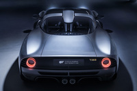 「T.33」のリアビュー。グラウンドエフェクト効果を生み出す新しい空力デバイスの採用により、「T.50」に装備される巨大なファンは廃されている。