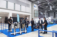 西館1階でマイクロモビリティーの体験試乗も行える。