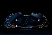 メーターパネルは、反時計回りに指針が動くエンジン回転計（写真右側）が特徴的。