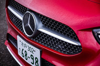 「AMGラインパッケージ」装着車のフロントグリル。マットクローム仕上げの小さなスリーポインテッドスターが無数にちりばめられた、シングルルーバータイプの「スターパターンフロントグリル」が採用されている。