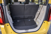 後席を最前部までスライドさせた荷室の様子。後席は左右個別にスライドやリクライニング、格納が行える。全長1800mm程度の27インチ自転車も無理なく積載できるという。