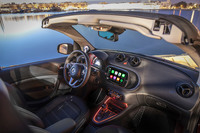 「フォーツーカブリオ」のインテリア。新たに8インチサイズのタッチパネル式ディスプレイが組み込まれ、センターコンソールもリニューアルされている。