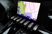 センタースクリーンの下には鍵盤状のスイッチが並ぶ。カタログによれば飛行機のコックピットをイメージしたものだという。