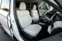 内装のダウングレードオプションはライトグレーのほかにブラックも選べる。ダッシュボードが水平基調のため、運転席からの眺めは非常に良好。