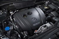 新たに気筒休止機構が搭載された2.5リッター直4自然吸気エンジン。パワー、トルクもわずかながら向上しており、従来型より4psと5Nmアップの最高出力188ps、最大トルク250Nmとなっている。