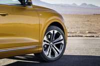 試乗車はいずれも“5パラレルスポークデザイン”の鍛造アルミホイールを装着。タイヤはコンチネンタルの「スポーツコンタクト6」が組み合わされていた。