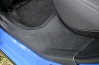 山をモチーフにした、サイドシルのデコレーション。滑り止めとしての実用性も兼ね備えている。