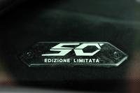 限定車であることを示すプレート。ダッシュボード上面の左隅（運転席側）に取り付けられている。