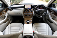 今回のテスト車は、「C200エクスクルーシブライン リミテッド」の中でも上級モデルにあたる“本革仕様”。カバンサイトブルーのボディーカラーには、クリスタルグレーの本革シートとライトブラウンライムウッドのパネル類が組み合わされる。
    