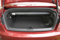 ルーフクローズ時の荷室は380リッター。オープントップとし、ルーフがトランクルーム内に格納されると320リッターとなる。
	クリックするとオープン時の様子がごらんいただけます。