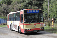 一日数本の路線バスがやってくる。でもたった数人しか乗っていないのに、これだけのサイズが要るのだろうか？