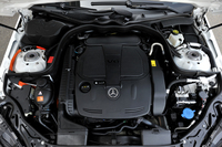 3.5リッターV6自然吸気エンジン（306ps）にモーター（27ps）を組み合わせる。走行用のリチウムイオンバッテリーはエンジンルーム内（スカットルの右側）に搭載される。