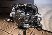 形式こそ従来と同じ水平対向6気筒ながら、エンジンは完全新設計。より軽く、重心低く、部品点数も少なくなっている。
