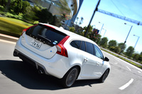 ボルボV60 T4 R-DESIGNプラス（FF/6AT）／S60ラグジュアリー エディション（FF/6AT）【試乗記】の画像