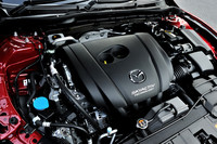 新型「アテンザ」のエンジンは、今回試乗した2リッターと2.5リッターの直4ガソリンエンジンに、2.2リッター直4ディーゼルターボを加えた全3種類。