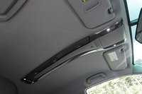 前後に長い室内イルミネーション。端にある4つのスポットライトが、4座それぞれを照らす。