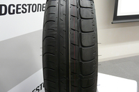 特殊なタイヤサイズや高い空気圧に合わせて開発された「エコピアEP500オロジック」のトレッドパターン。狭幅の接地特性を生かして排水性を確保し、同時に高いトレッド剛性を確保している。
    