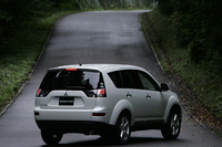 【スペック】G 7人乗り：全長×全幅×全高＝4640×1800×1680mm／ホイールベース＝2670mm／車重＝1620kg／駆動方式＝4WD／2.4リッター直4DOHC16バルブ（170ps/6000rpm、23.0kgm/4100rpm）／価格＝266万7000円（テスト車＝306万6000円／7インチワイドディスプレイHDDナビゲーション（TVチューナー内蔵、リヤビューカメラ）［MMCS］＋ロックフォードフォズゲート プレミアムサウンドシステム＝16万8000円／本革シート＝21万円／スライド式トノカバー＝2万1000円）