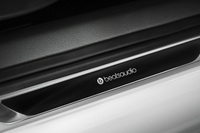 ドアシルプレートにも「beatsaudio」のロゴが添えられる。