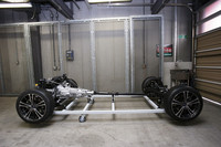 写真は「BRZ」のパワートレインを示すスケルトンモデル。真横から見ると、エンジン（写真左側）の搭載位置の低さがわかる。中央のプロペラシャフトを介して、後輪を駆動。スバルでは珍しいFR車である。