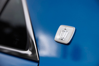 Cピラーに装着される王冠マークのバッジ。初代「クラウン」は純国産設計の高級セダンとして、1955年に誕生している。