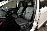 「タイタニアム」のレザーシート。運転席と助手席には10wayの電動調整機構とシートヒーターが備わる。