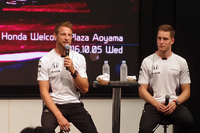 この日は、マクラーレン・ホンダの2人のドライバー、ジェンソン・バトン（写真左）とストフェル・バンドールン（右）が登壇。ファンを前に、週末にひかえた日本GPへの意気込みなどを語った。