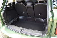 ラゲッジルームのフロアボード下には実用的な積載スペースが隠されている。