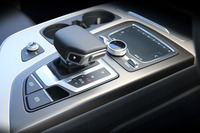 8段ATのシフトノブ。平らな上面に手をのせたまま、前方にあるインフォテインメントのスイッチが操作できる。