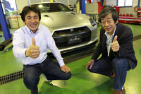 「日産GT-R」の開発を率いた名コンビ、水野和敏さん（右）と、鈴木利男さん（左）。