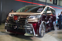 会場には、次期型「トヨタ・ヴェルファイア」を元にしたカスタマイズカー（写真）も。
    