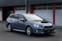 こちらはSTIが手掛けたドレスアップパーツの装着例。様々なカスタマイズも提案されている。
    