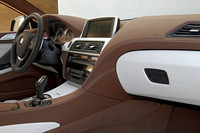 インストゥルメントパネルの造形は基本的に「6シリーズ クーペ／カブリオレ」と共通だ。