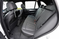 リアシートは40：20：40の3分割可倒式となる。試乗車のインテリアカラーは「ブラック」、インテリアトリムは「ファイン・カッティング・アルミ・トリム」。
    