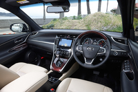 ダッシュボードには、ステッチが施されたソフトパッド表皮が使われる。