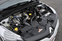 
	最高出力220psを発生する「ルーテシアR.S.トロフィー」の1.6リッター直4ターボエンジン。スタート＆ストップ機能も備わる。
	