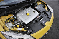 フロントに積まれる2リッター直4ターボユニットは、1900rpmで最大トルク（34.7kgm）の80％を発生。街なかにおいても扱いやすいとアピールされる。