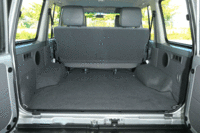 荷室は長さ×幅×高さ＝895×1440×1120mmという広さを確保。後席をたたむと、荷室長は1365mmとなる。（写真をクリックすると、シートの倒れる様子が見られます）