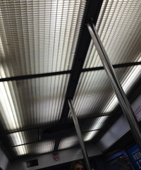 パリ地下鉄における照明の一例。少々古い車両のもの。メンテナンス性には難がありそうだが、格子状の意匠は、蛍光灯の明かりを穏やかにできる良いアイデア。
