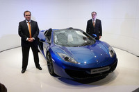 マクラーレン・オートモーティブのマネージング・ディレクター アントニー・ジェリフ氏（写真左）とマクラーレン・オートモーティブ・アジアのリージョナル・ディレクター イアン・ゴーサッチ氏（写真右）。