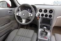 インパネまわりのデザインもセダンと共通。リアハッチゲートのオープナーはルームミラーの手前についている。