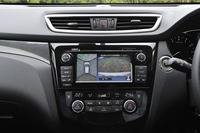 テスト車は、さまざまな角度から車体周囲の状況を映し出し、さらに移動物の存在を知らせる安全装備「アラウンドビューモニター」を装備。写真は、その表示画面。
    